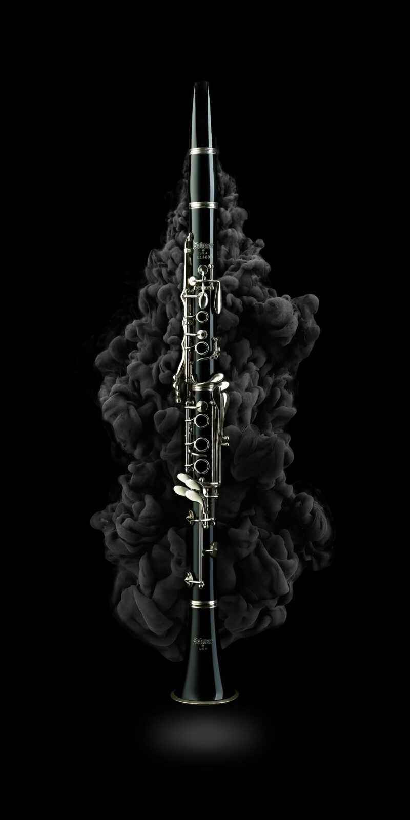 Produkt Fotografie Hamburg A Black Cloud made of Acrylic Paint surrounds a Clarinet